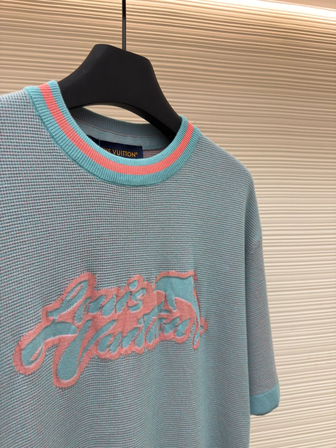 LOUIS VUITTON dolphin jacquard woolen short sleeves ●Authentic product: purchased and developed by 9150 ●Item number: 1680286-A75 ●Fabric: combed cotton ●Technology: jacquard ●Version: fitted version ●Weight: about 355 grams ●Size: XS-S-M-L ●Description: The yarn is made of 2 strips of 2/60 combed cotton on the bottom + 5 strips of polyester + 1 strip of high-elastic stretch frame. The loom is a 14-needle STOLL machine imported from Germany. Each piece of weaving takes 390 minutes. Due to the particularity of this weave, the stability requirements of the machine are very high, and many machines cannot do it. The weaving time is very long, and it is easy to have pieces when weaving the piece, and the loss will be very large. The overall wiring is straight and delicate, the fabric is comfortable and soft, and the color is consistent and has no color difference. It can be matched with the same style to create a fashionable look, and can be used in various occasions. Customized accessories, complete with three standards, same style for men and women!